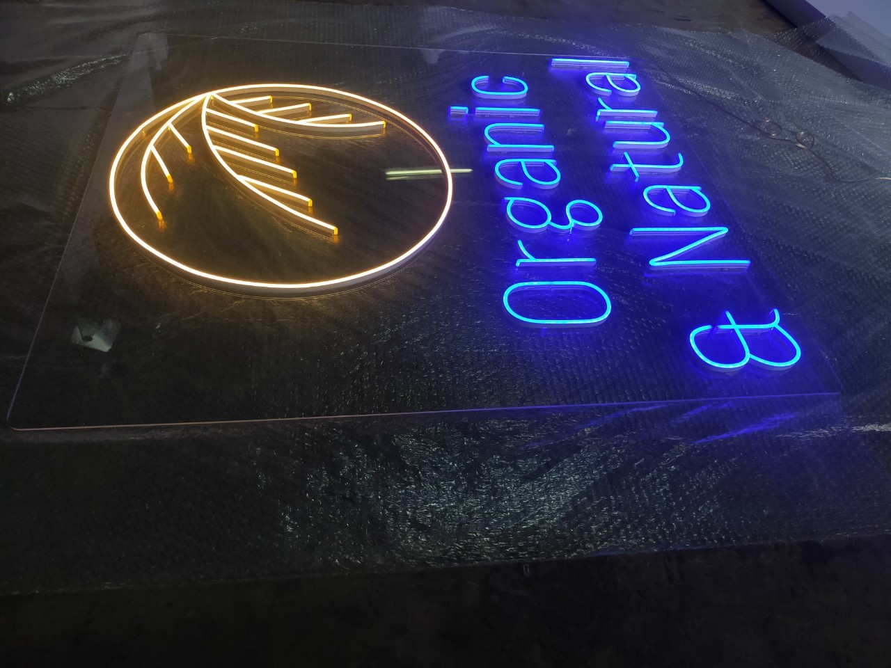 ไฟนีออน เฟค