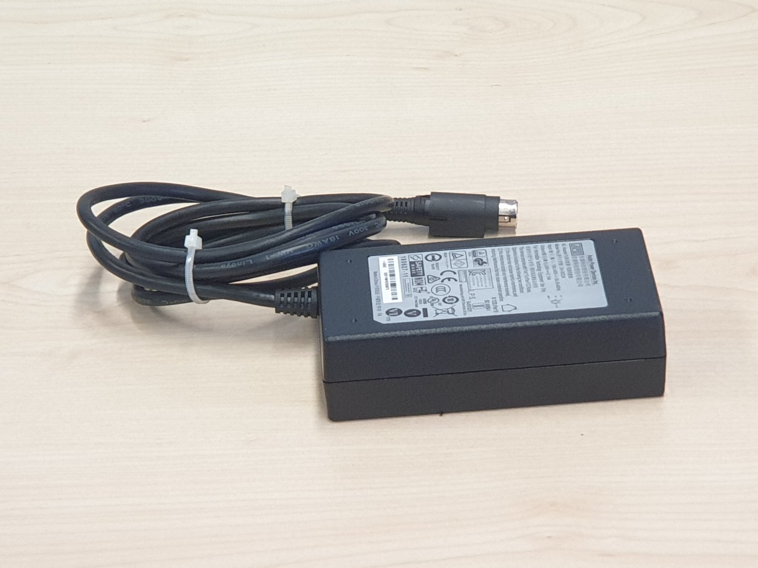 อะแดปเตอร์ APD Asian Power Devices Inc DA-50C24 24V 2.15A มือสอง