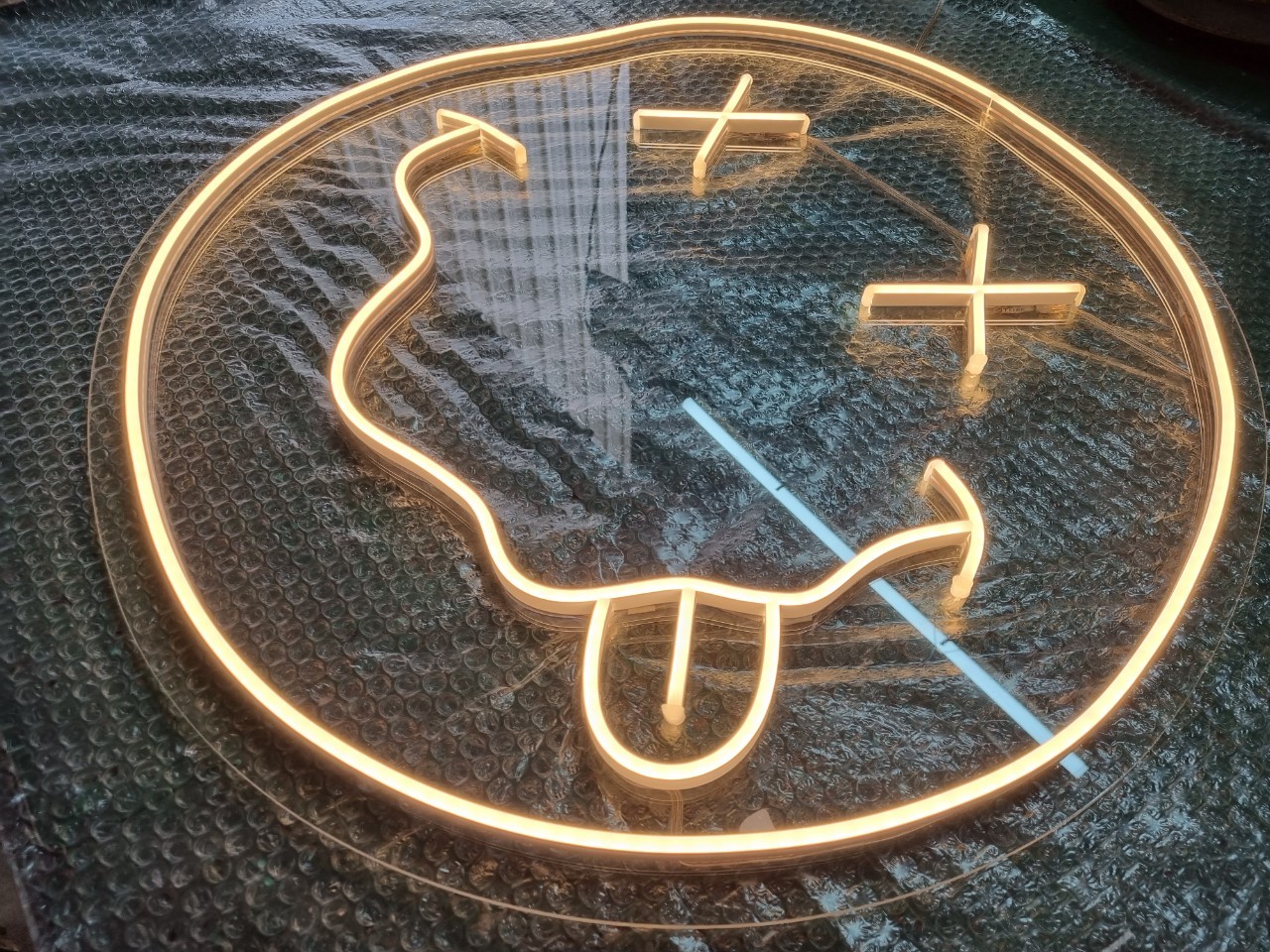 ไฟนีออน เฟค