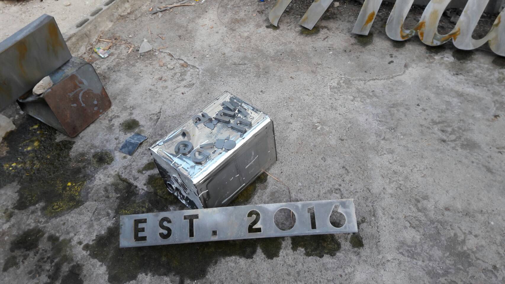 ป้ายร้านเหล้า อักษรโลหะทำสีสนิม ติดไฟออกหลัง