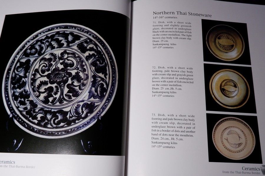 Ceramics from the Thai-Burma Border by Sumitr Pitiphat ปกเเข็ง190 หน้า ปี 1992