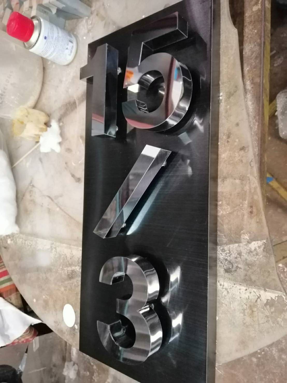 ป้ายบ้านเลขที่ 15/3 ตัวอักษรสแตนเลสเงา ติดบนสแตนเลสไททาเนียมสีดำยกขอบ