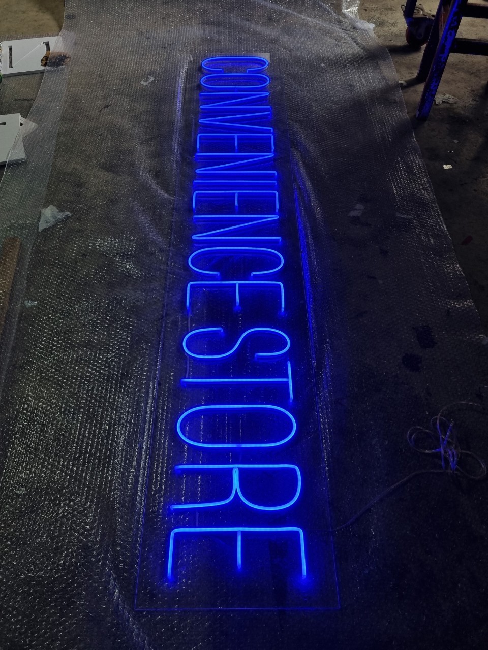 ไฟนีออน เฟค