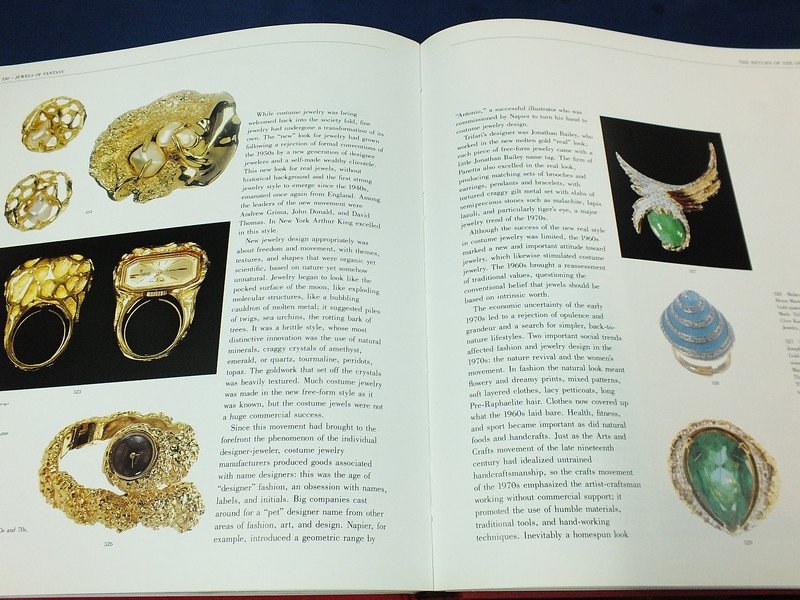 Jewels of fantasy . costume jewelry of the 20th century ปกแข็ง 408 หน้า ปี 1992