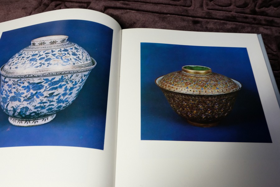 ลายครามเเละหยกล้ำค่าในประเทศไทย โดย จิตรา เตชะไพบูลย์ ปกเเข็ง 170 หน้า
