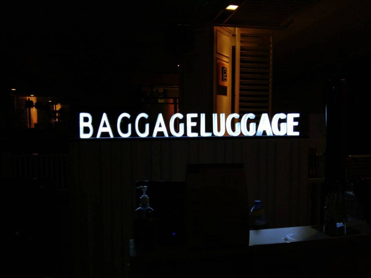 งานป้ายกล่องไฟตกแต่งเคาน์เตอร์ BAGGAGELUGGAGE