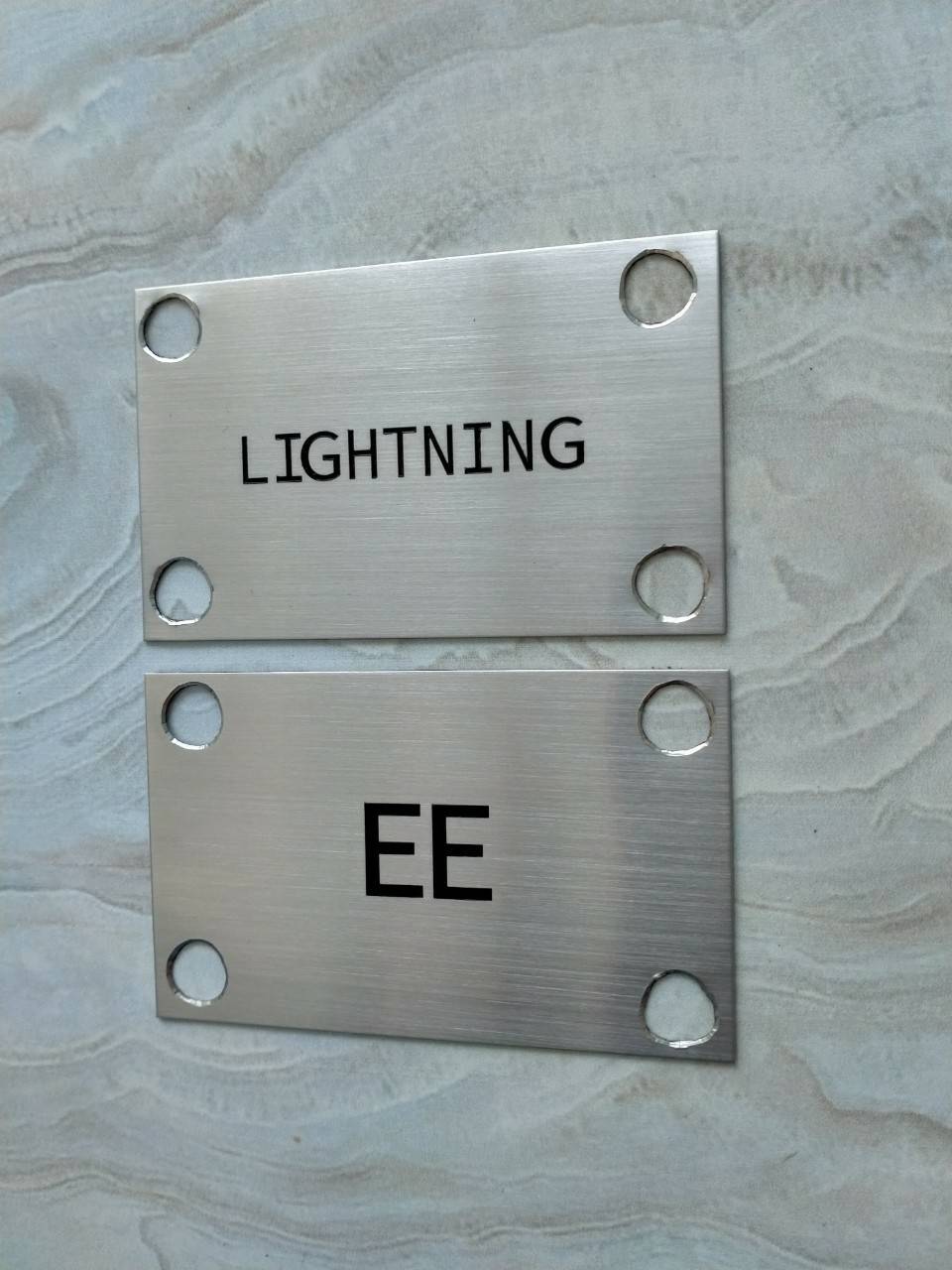 งานป้ายสแตนเลสกัดกรด เจอะมุม 4 รู