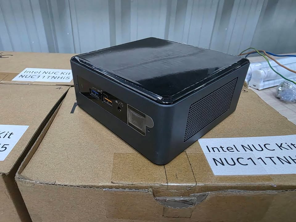 Intel NUC8i5BEH Mini PC i5-8259U มือสอง
