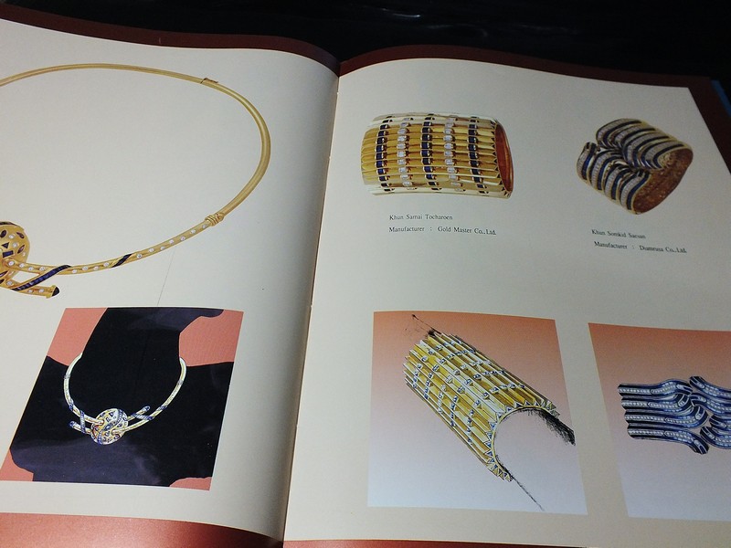 Jew Fest Catalogue 2 โดย สมาคมผู้ค้าอัญมณีไทยเเละเครื่องประดับ (TGJTA) ปกแข็ง 240 หน้า ปี 1995