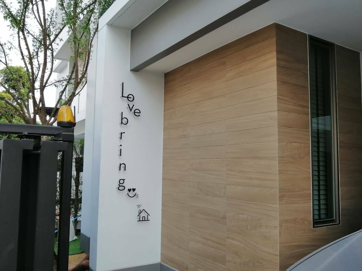 ป้ายอักษรโลหะแบบมีขาลอย