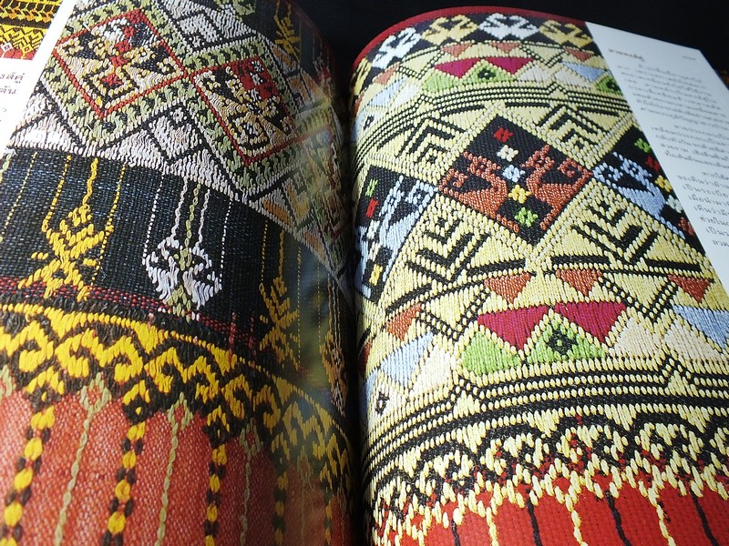 ผ้าทอพื้นเมืองในภาคเหนือ โดย กรมศิลปากร ปี 2543