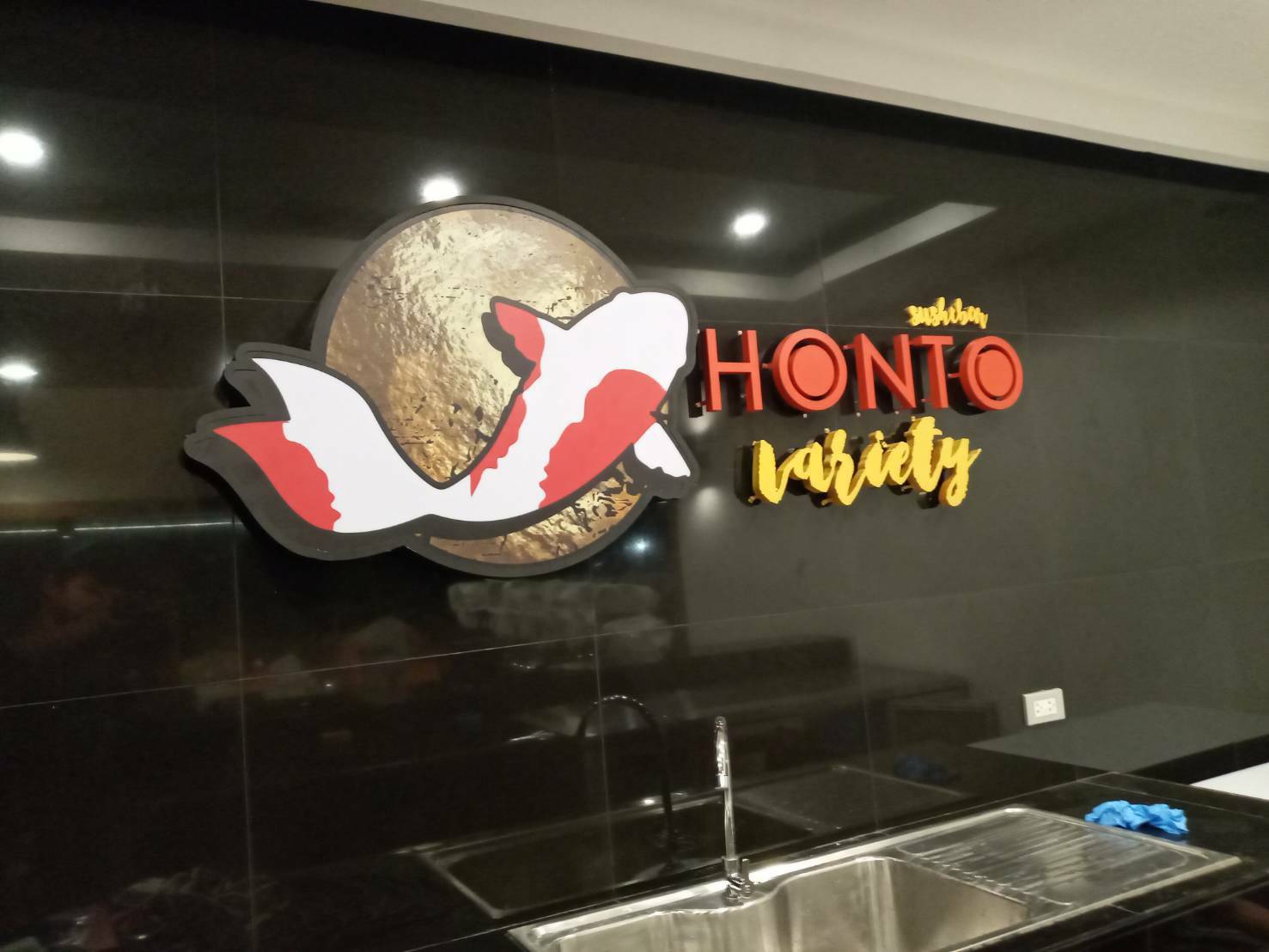 ป้ายร้านอาหาร ตัวอักษรพลาสวู๊ด ติดไฟออกหลัง - HONTO ติดตั้งป้ายโรงพยาบาลกรุงเทพ สนามจันทร์ #ป้ายนครปฐม