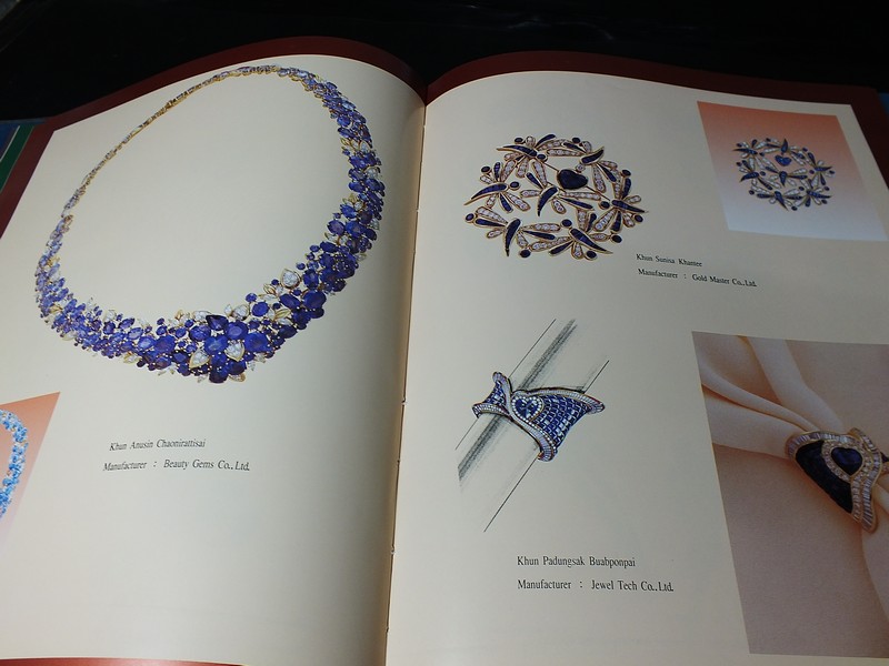 Jew Fest Catalogue 2 โดย สมาคมผู้ค้าอัญมณีไทยเเละเครื่องประดับ (TGJTA) ปกแข็ง 240 หน้า ปี 1995