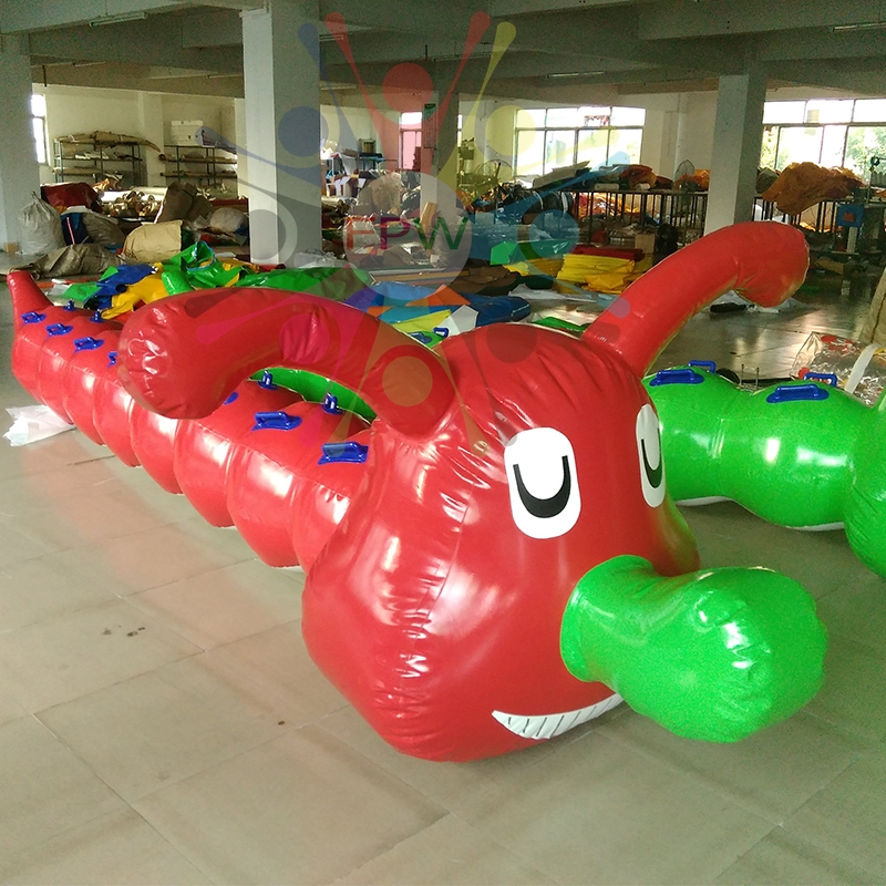 รายละเอียดเรือกล้วย Banana Boat 8 ที่นั่ง ( FunParkworldthaland ) จำหนวนผู้เล่น 8 ที่นั่ง วัสดุ: 0.9mm PVC สีท่านสามารถกำหนดสีเองได้ สีฟ้า, สีขาว, สีเหลืองฯลฯ แพคเกจใส่กระเป๋าผ้าใบกันน้ำพีวีซี + กระเป๋าทอผ้า อุปกรณ์เสริม แถมฟรี! เครื่องปั๊มลม ถุงบรรจุBana