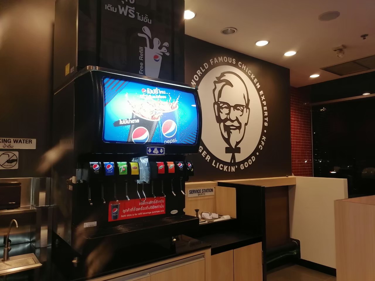 งานตกแต่งป้ายและสติ๊กเกอร์ร้านไก่ KFC