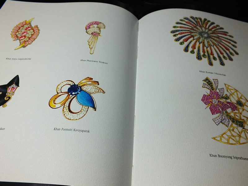 Jew Fest Catalogue 1 โดย สมาคมผู้ค้าอัญมณีไทยเเละเครื่องประดับ (TGJTA) ปกแข็ง 150 หน้า ปี 1993