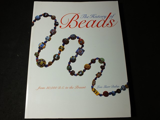 The History of Beads from 30,000 B.C.to the Pesent ขนาด 30X23 ซม. หนา 364 หน้า