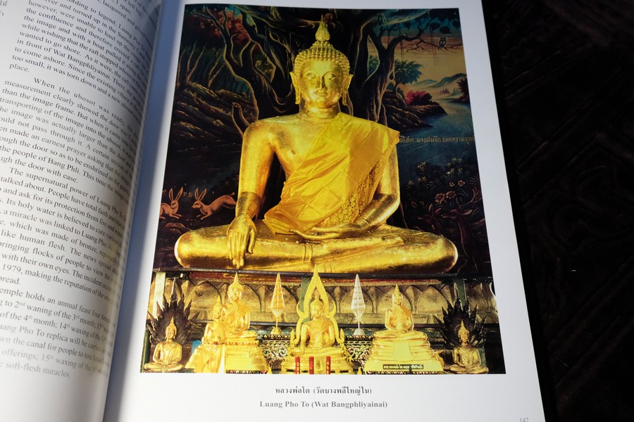 THE SACRED BUDDHA IMAGES OF THAILAND by WARANUN CHUTCHAWANTIPAKORN ปกแข็ง ปี 2547