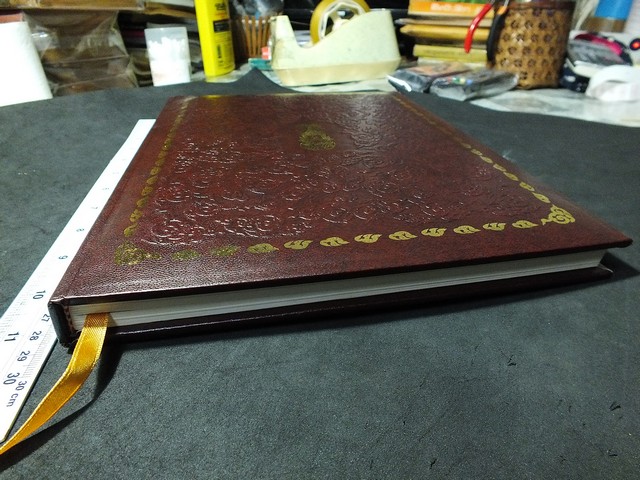 60 ปี พระบารมีปกฟ้า เนื่องในวโโรกาสบรมราชาภิเษก 60 ปี โดย กระทรวงยุติธรรม ปกแข็ง 2 เล่มบรรจุในกล่อง