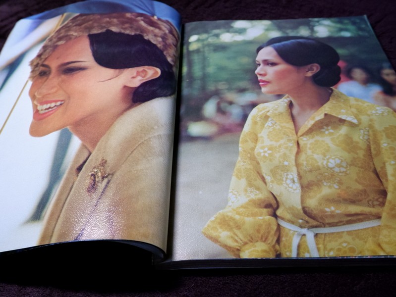 สมเด็จพระนางเจ้าสิริกิติ์ พระบรมราชินีนาถ (ประมวล พระบรมฉายาลักษณ์) โดย สมาคมศิษย์เซ็นต์ฟรังซิสเวียร์ในพระบรมราชินูปถัมภ์