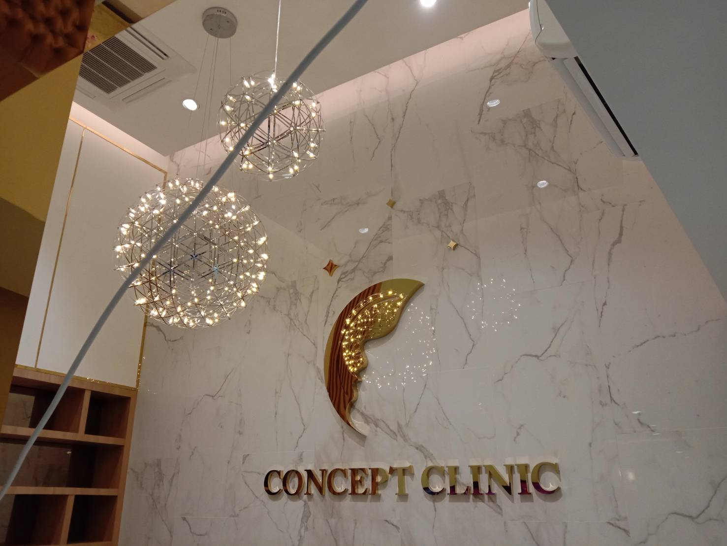โลโก้ อักษรแสตนเลสหน้าทองเงา - CONCEPT CLINIC