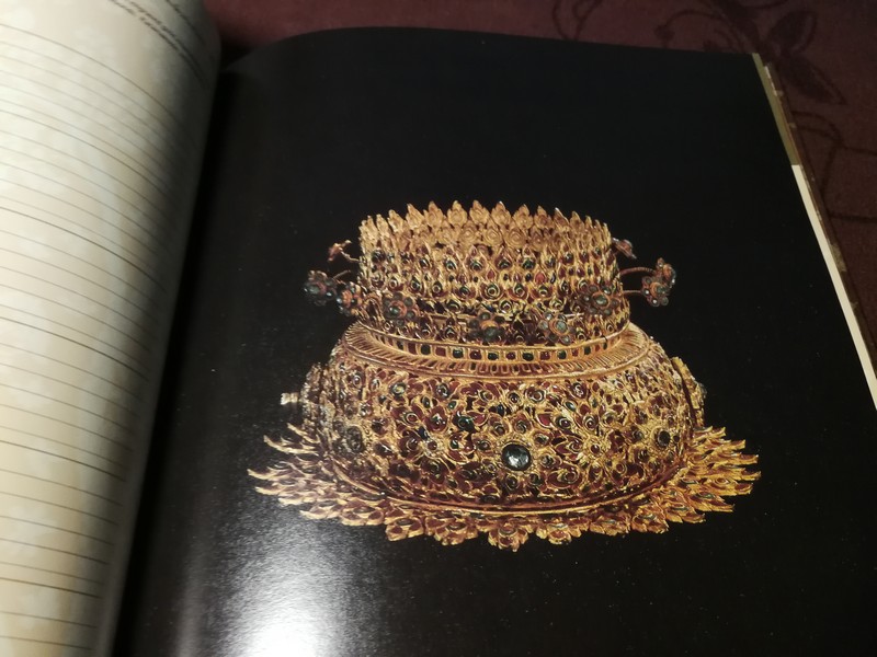 ศิลปะวัตถุ ปกเเข็งลายทอง มีรูปภาพสี 62 หน้า (เป็นสมุดบุนทึกโทรศัพท์) ปี 2529