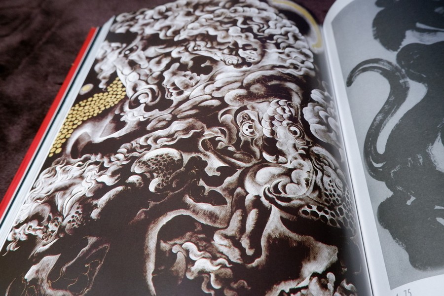 มนุษย์ต่างดาว โดย ถวัลย์ ดัชนี พิมพ์ครั้งเเรก ปี 2552