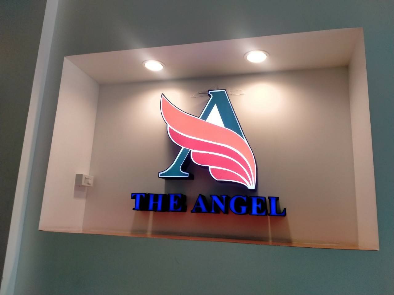 กล่องไฟไดคัท หน้าอะคริลิคติดสติกเกอร์ตามแบบ