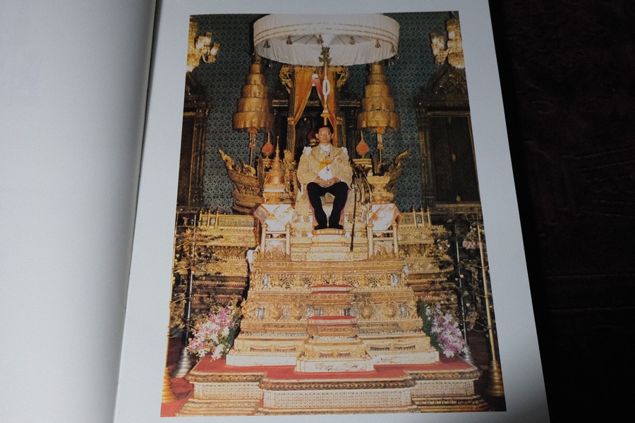 สถาปัตยกรรม พระบรมมหาราชวัง โดย สำนักราชเลขาธิการ ปกแข็ง 2 เล่ม พร้อมกล่อง (สอบถาม)