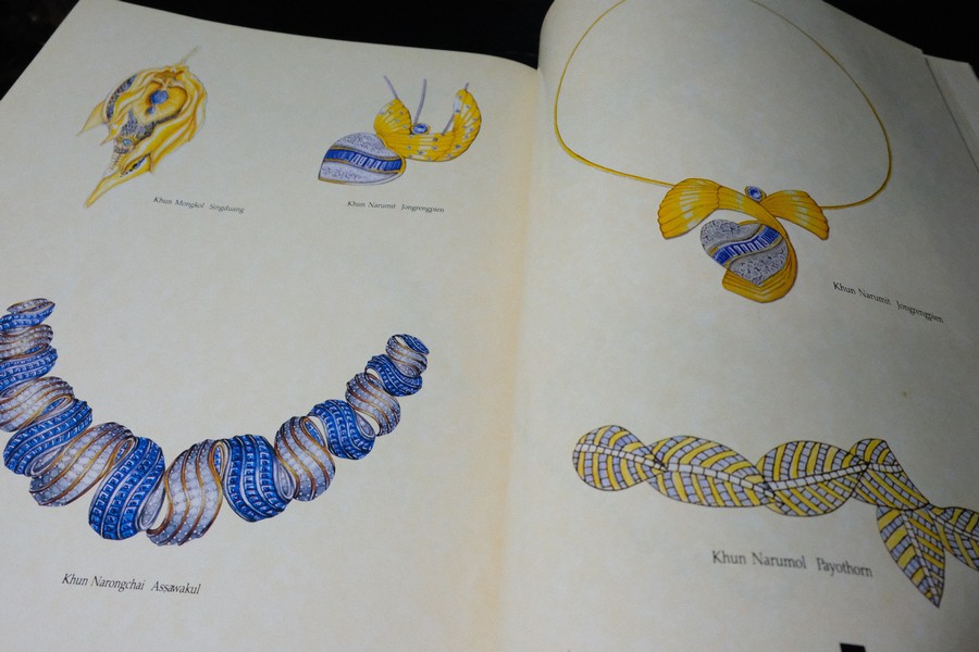 Jew Fest Catalogue 3 โดย สมาคมผู้ค้าอัญมณีไทยเเละเครื่องประดับ (TGJTA) ปกแข็ง 200 หน้า ปี 1996