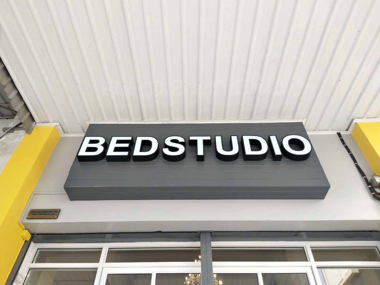 ป้ายตัวอักศรโลหะซิงค์ไดคัท ติดไฟ LED ออกหน้า - BEDSTUDIO ติดตั้งป้ายบางมด เขตทุ่งครุ