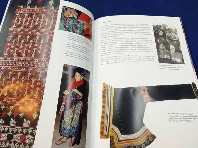 WEAVING TRADITION BY CAROL CASSIDY & WOVEN SILKS OF LAOS มี 160 หน้า ปี 2004