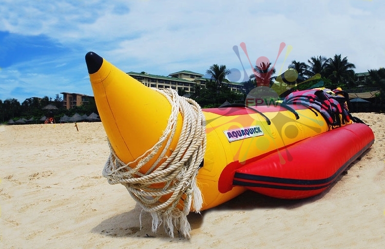 รายละเอียดเรือกล้วย Banana Boat 5 ที่นั่ง ( FunParkworldthaland ) จำหนวนผู้เล่น 4 ที่นั่ง วัสดุ: 0.9mm PVC สีท่านสามารถกำหนดสีเองได้ สีฟ้า, สีขาว, สีเหลืองฯลฯ แพคเกจใส่กระเป๋าผ้าใบกันน้ำพีวีซี + กระเป๋าทอผ้า อุปกรณ์เสริม แถมฟรี! เครื่องปั๊มลม ถุงบรรจุBana