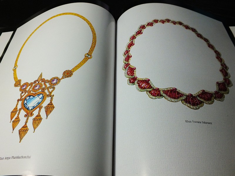 Jew Fest Catalogue 1 โดย สมาคมผู้ค้าอัญมณีไทยเเละเครื่องประดับ (TGJTA) ปกแข็ง 150 หน้า ปี 1993