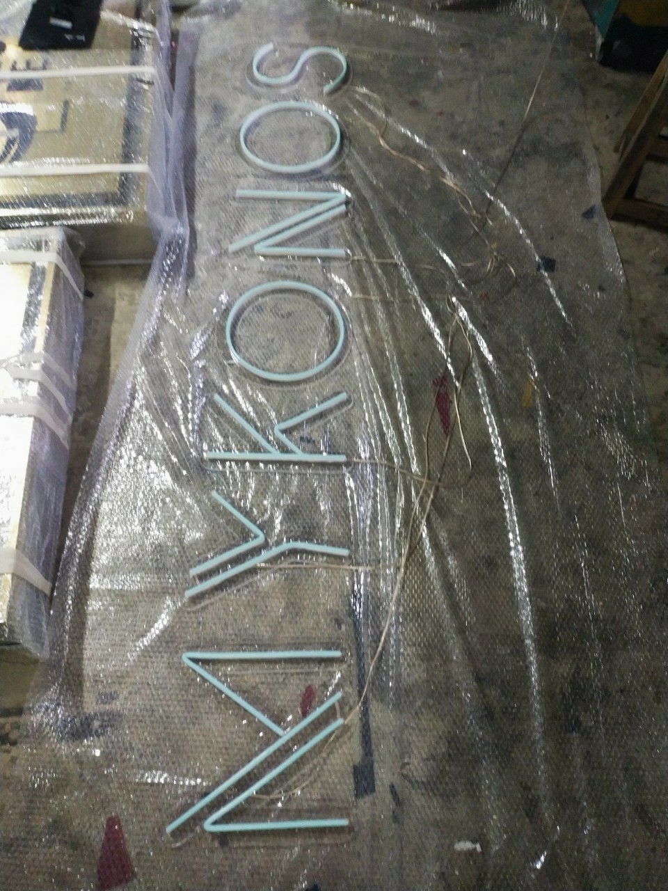 ป้ายไฟนีออน LED อะคริลิคใสรองหลัง