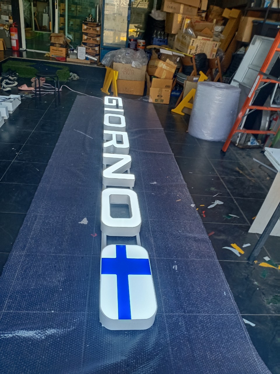 ป้ายอักษรไฟออกหน้า " GIORNO "