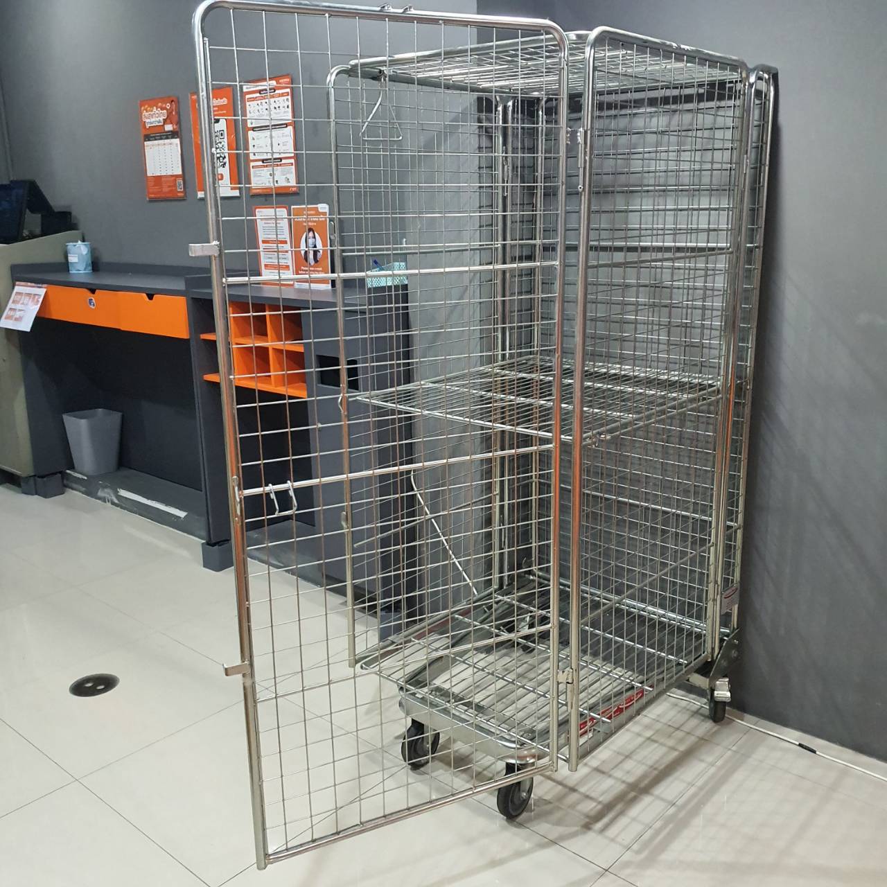 ตะแกรงเหล็กวางของ 2ชั้น ประตูปิด ใช้กับขนส่ง มือสอง