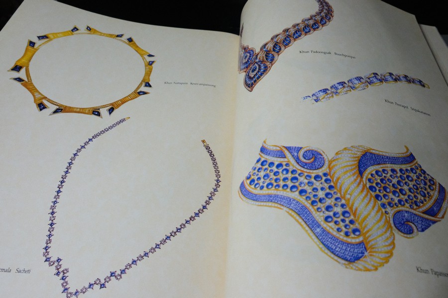 Jew Fest Catalogue 3 โดย สมาคมผู้ค้าอัญมณีไทยเเละเครื่องประดับ (TGJTA) ปกแข็ง 200 หน้า ปี 1996