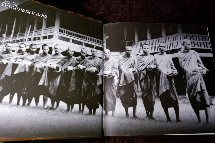 หลวงปู่ทิม วัดพระขาว จ.อยุธยา เทพเจ้าเเห่งความเมตตา ฉบับสมบูรณ์ ปกแข็ง 400 หน้า ปี 2552