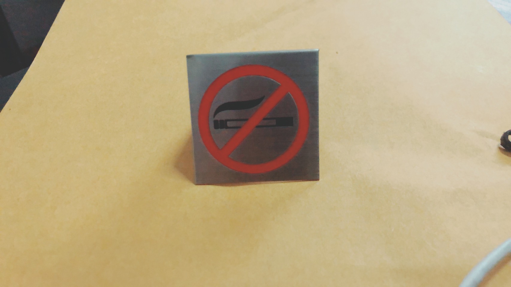 ป้ายพับ สามเหลี่ยม - สแตนเลสแฮร์ไลน์กัดกรด ลงสี 2 ด้าน #ป้ายห้ามสูบบุหรี่ (พร้อมส่ง)