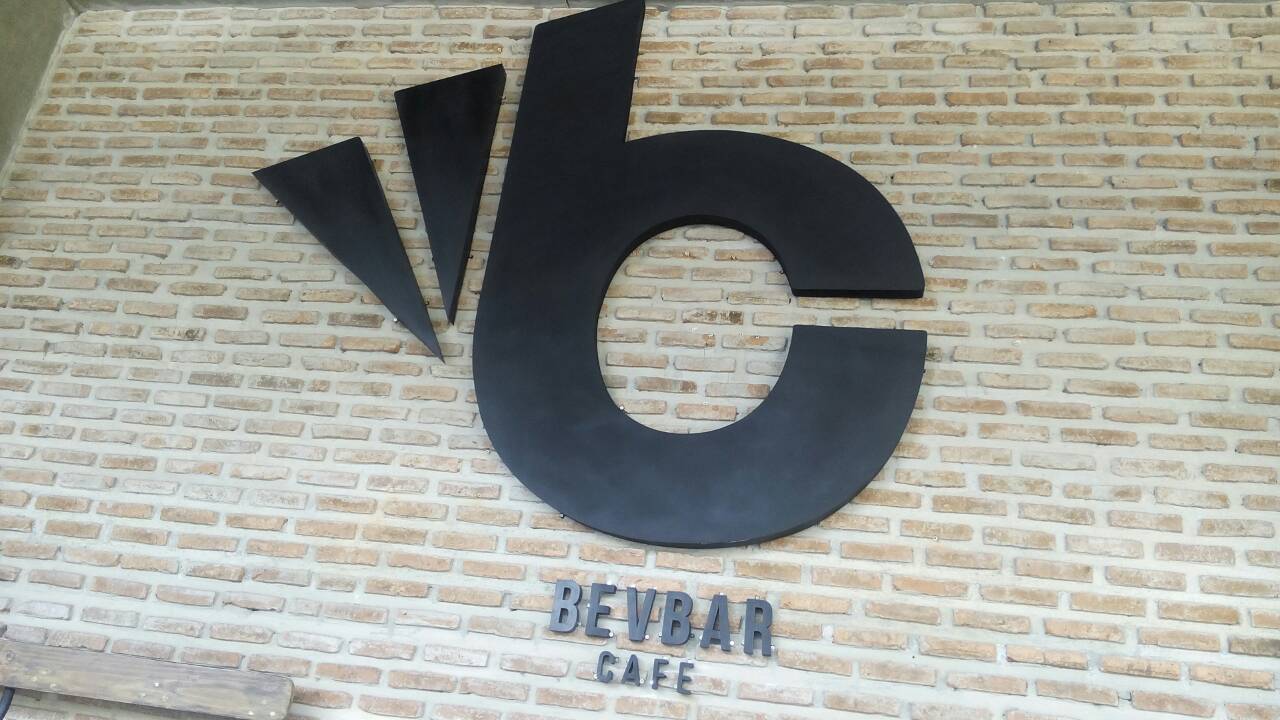 ป้ายโลโก้ร้าน อักษรโลหะยกขอบ ติดตั้งป้านร้าน BEVBAR @meetingpoint รัชโยธิน