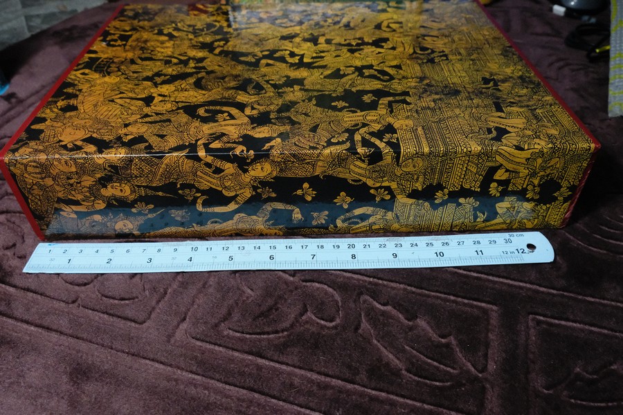 สถาปัตยกรรม พระบรมมหาราชวัง โดย สำนักราชเลขาธิการ ปกแข็ง 2 เล่ม พร้อมกล่อง (สอบถาม)