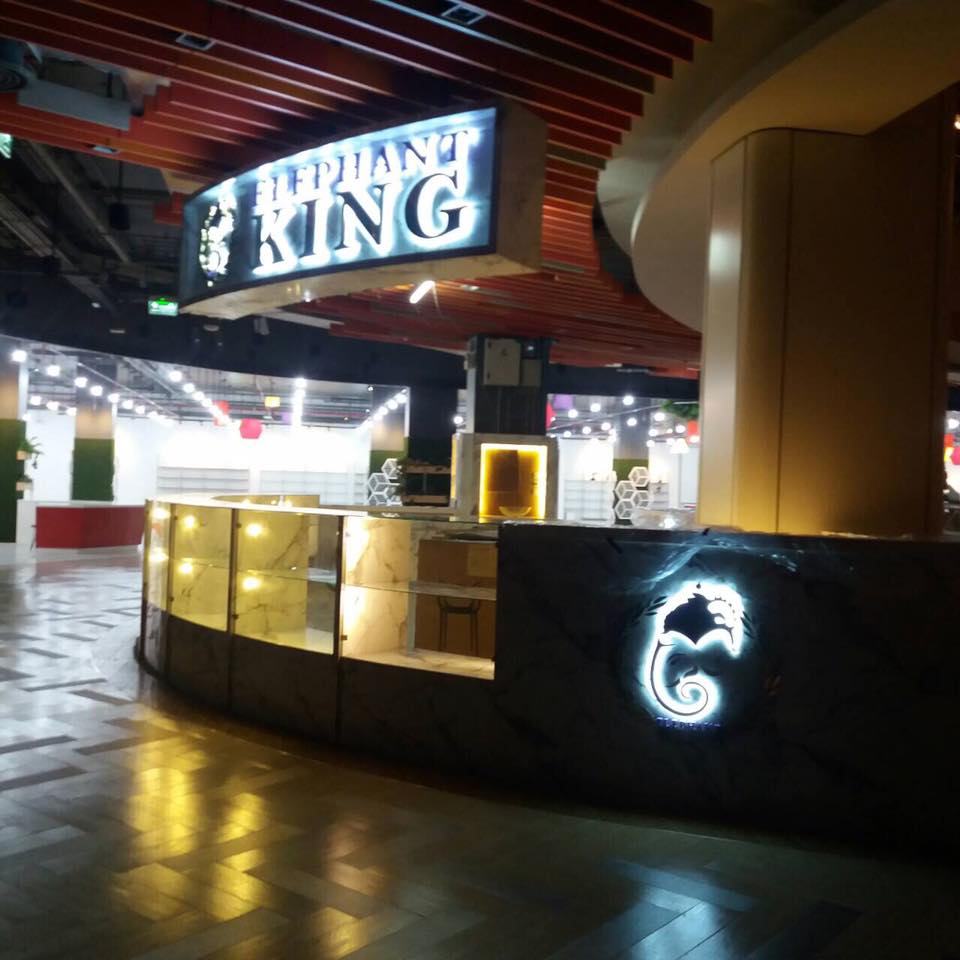 ป้ายอักษรสแตนเลสหน้าทอง (ไททาเนียม ทอง) ห้าง ShowDC