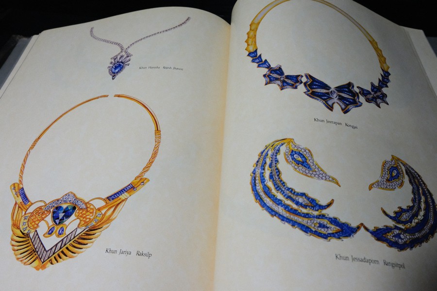 Jew Fest Catalogue 3 โดย สมาคมผู้ค้าอัญมณีไทยเเละเครื่องประดับ (TGJTA) ปกแข็ง 200 หน้า ปี 1996