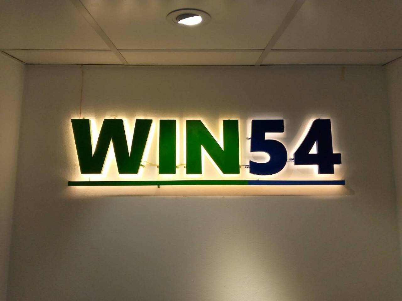 ป้ายไฟออกหลัง WIN54