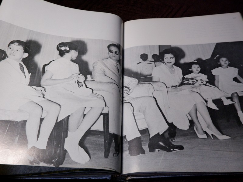 ลิลิตพระราชประวัติ เเละพระบรมฉายาลักษณ์ ของ สมเด็จพระนางเจ้าสิริกิติ์ พระบรมราชินีนาถ ปกเเข็ง