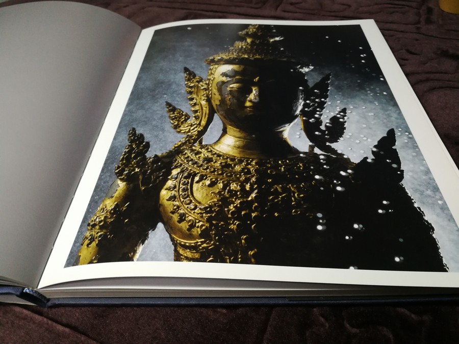 BUDDHA IMAGE TALKS วจนพุทธปฏิมา โดย เสริมคุณ คุณาวงศ์ ปกเเข็ง 140 หน้า ปี 2554