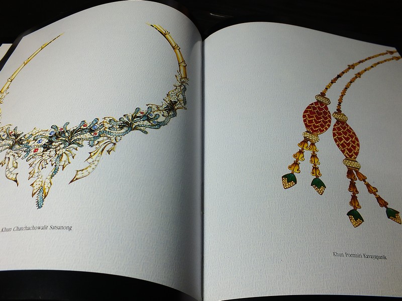 Jew Fest Catalogue 1 โดย สมาคมผู้ค้าอัญมณีไทยเเละเครื่องประดับ (TGJTA) ปกแข็ง 150 หน้า ปี 1993