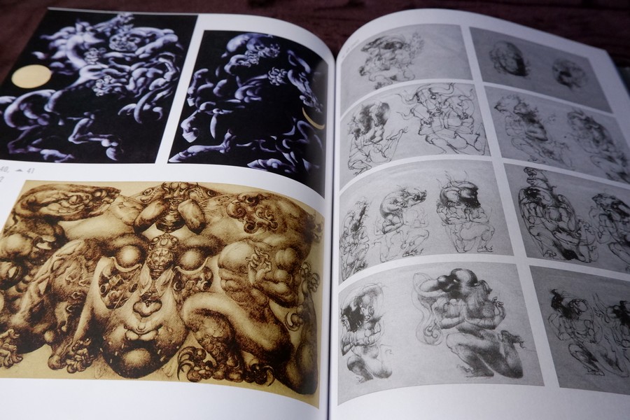 มนุษย์ต่างดาว โดย ถวัลย์ ดัชนี พิมพ์ครั้งเเรก ปี 2552