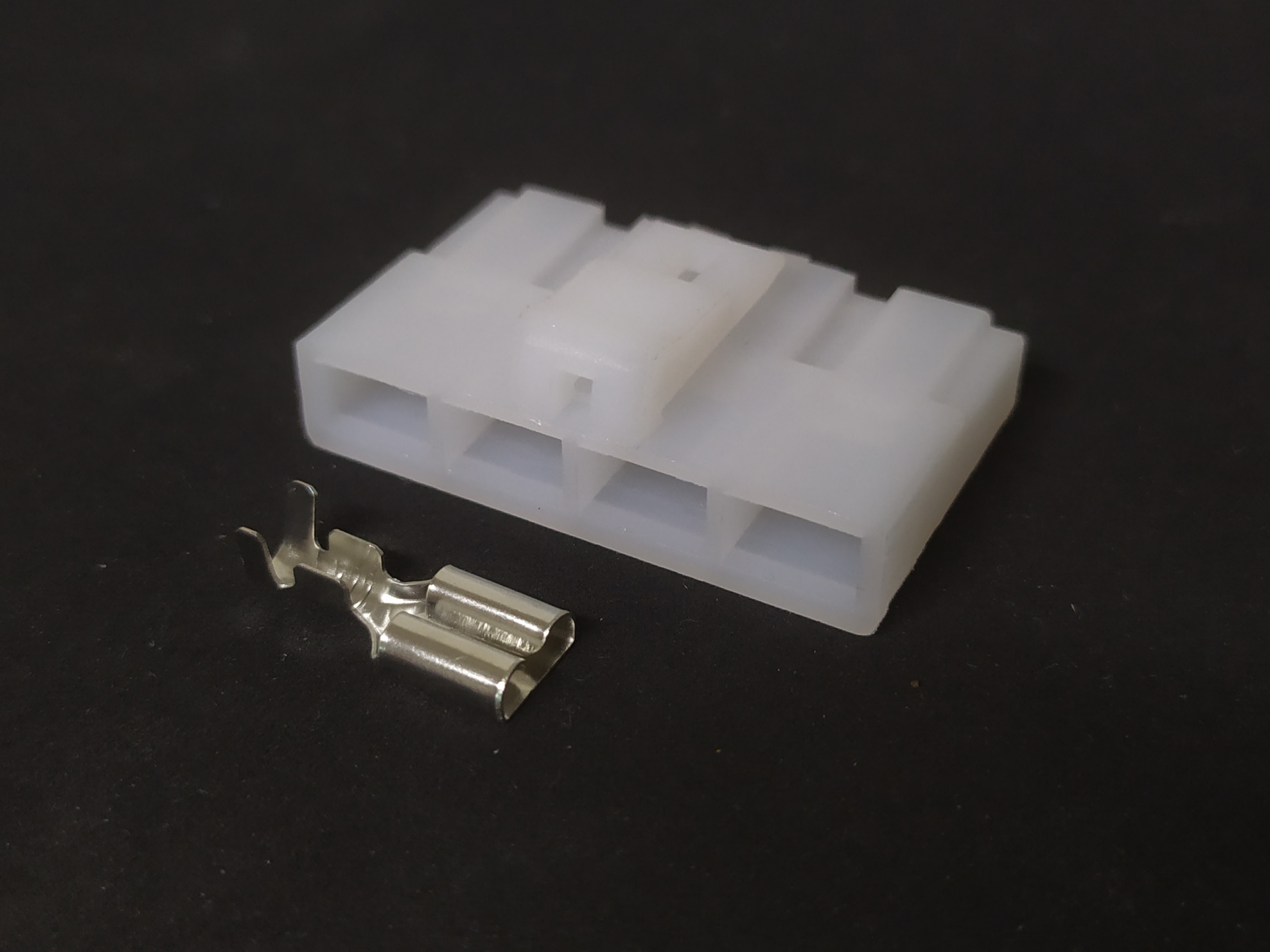 4 พิน ขาว แผ่นชาจ์ท KR-Victor, Serpico #70415